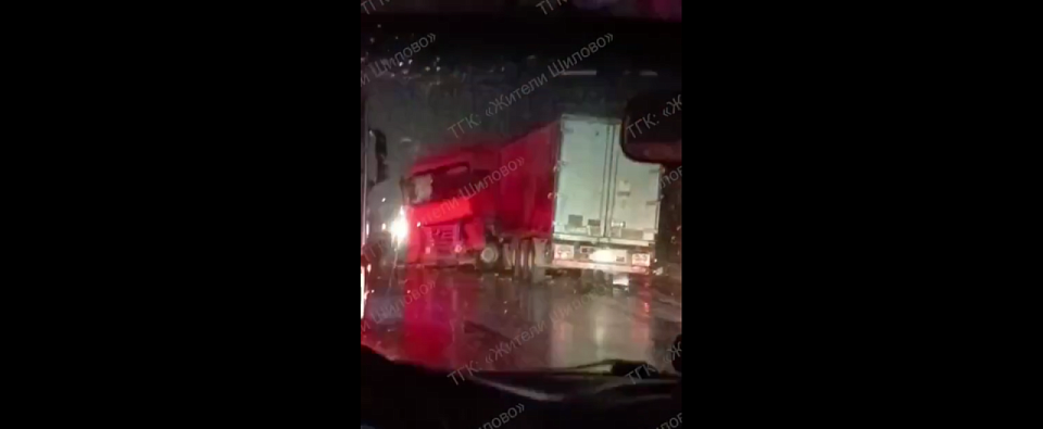 В страшном ДТП под Воронежем столкнулись два грузовика, водитель фуры погиб