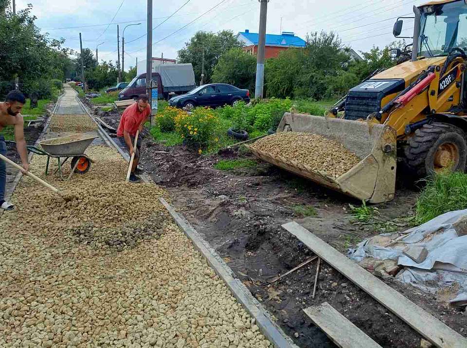 В Ленинском районе прокладывают новый тротуар на улице Краснознаменной