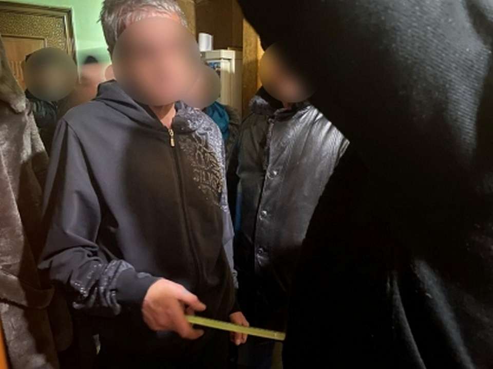 Житель Нововоронежа в ссоре зарезал соседа