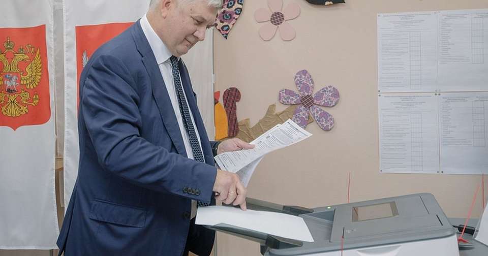 Губернатор Александр Гусев проголосовал на выборах и призвал к этому воронежцев
