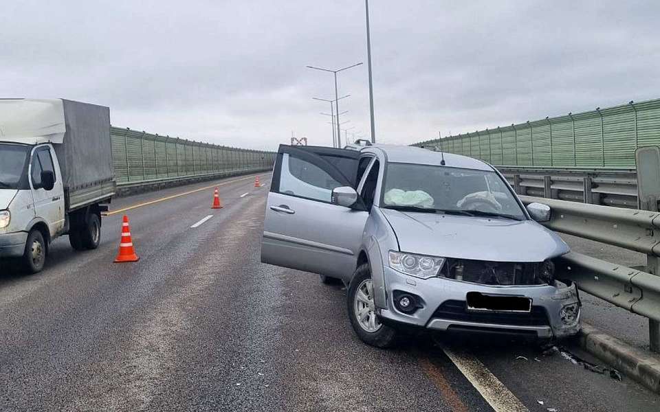Погиб водитель врезавшейся в отбойник иномарки на трассе М-4 под Воронежем