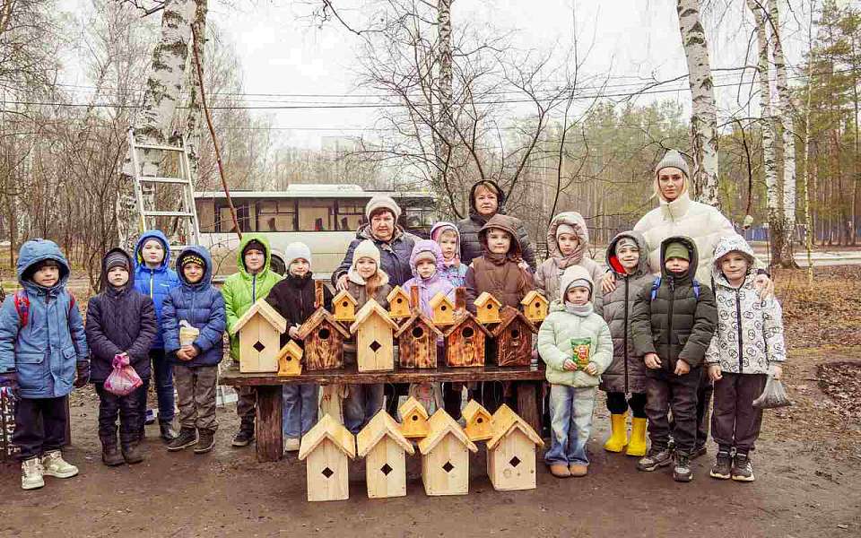 Школьники развесили скворечники в лесопарке Оптимистов в преддверии Дня птиц