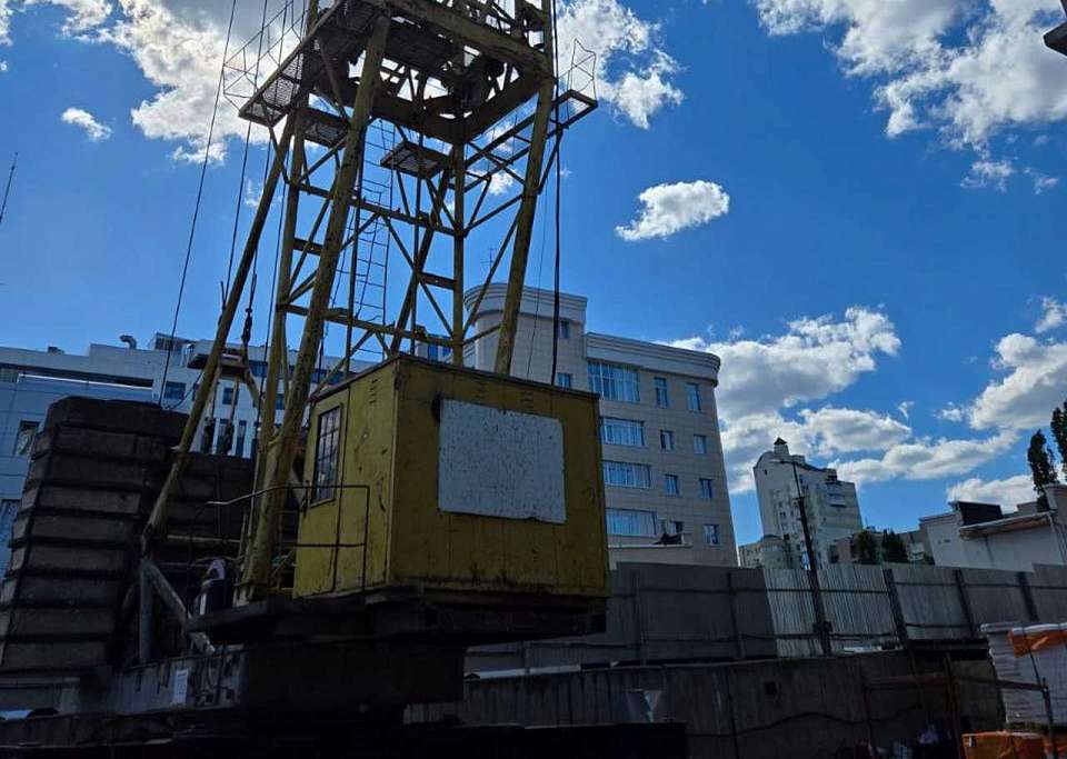 На 2 месяца из-за нарушений остановили башенный кран на стройке в Воронеже