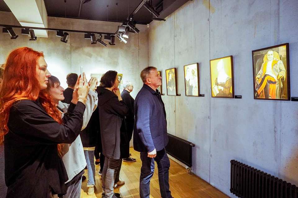 Серию давних работ, посвященных таланту артистов Камерного, выставили к юбилею воронежского театра