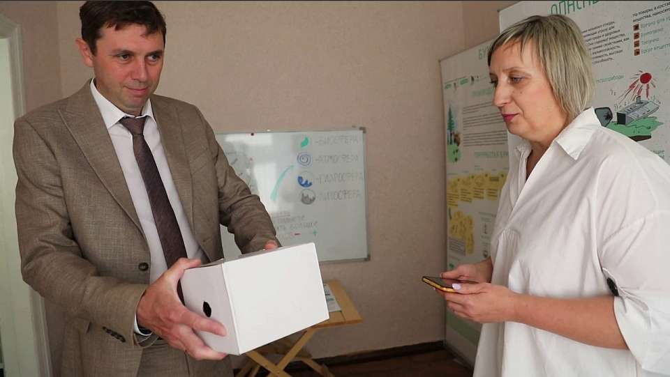 В рамках экологической акции мэр Воронежа сдал отработанные батарейки на переработку