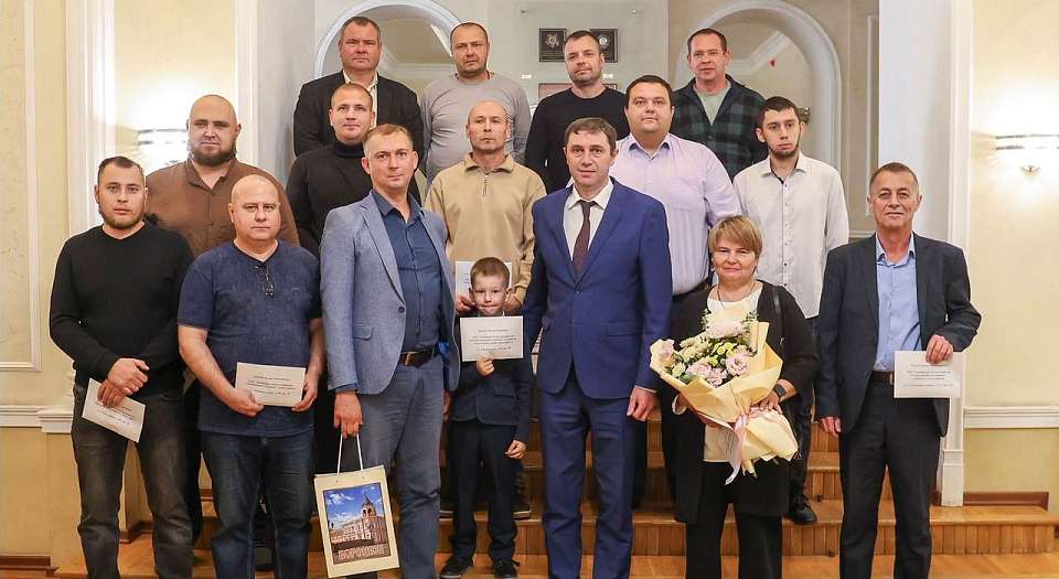 Мэр Воронежа вручил ключи от отремонтированных квартир сотрудникам комбинатов благоустройства