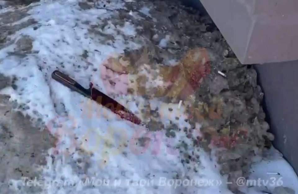 Сигнальной лентой из-за лужи крови перекрыли вход к пункту выдачи в Воронеже