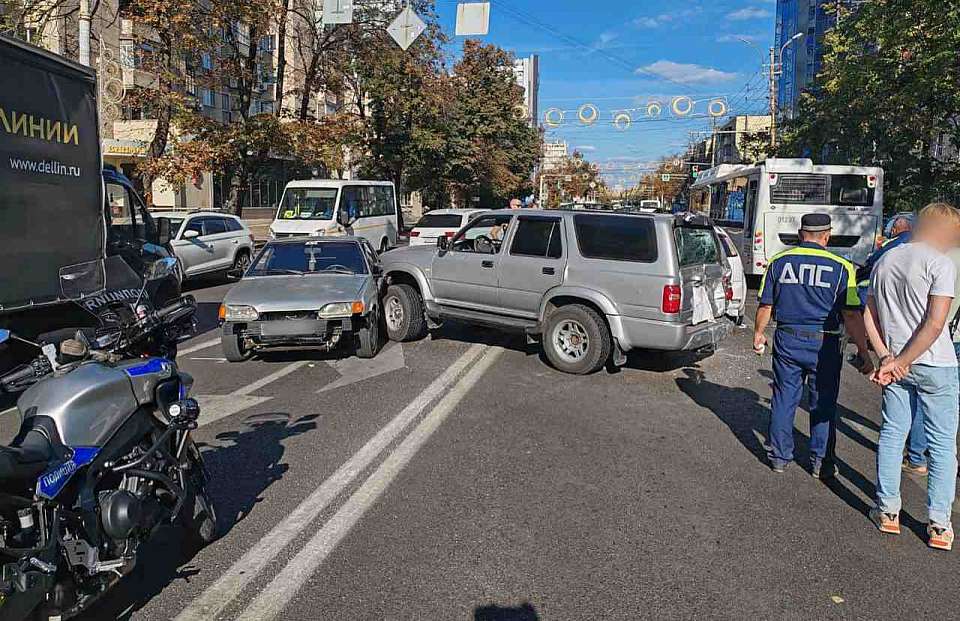 Серьёзная пробка образовалась в центре Воронежа из-за аварии с 8 автомобилями