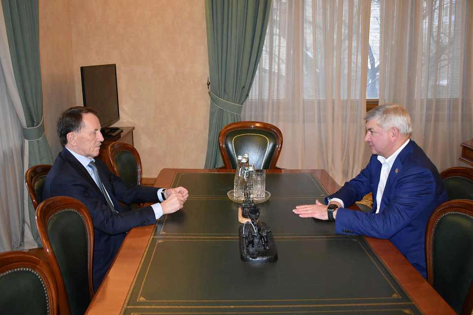 О росте средней зарплаты и потребительской активности в Воронежской области рассказал Александр Гусев вице-спикеру Госдумы