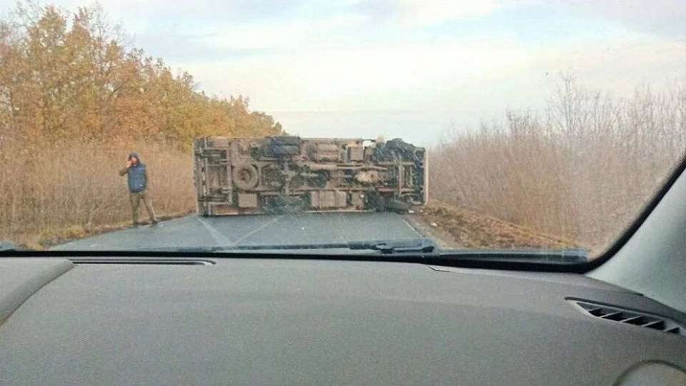Опрокинувшаяся фура заблокировала движение на дороге в Воронежской области
