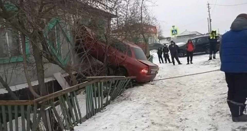 В Воронежской области «Лада» влетела в окно дома