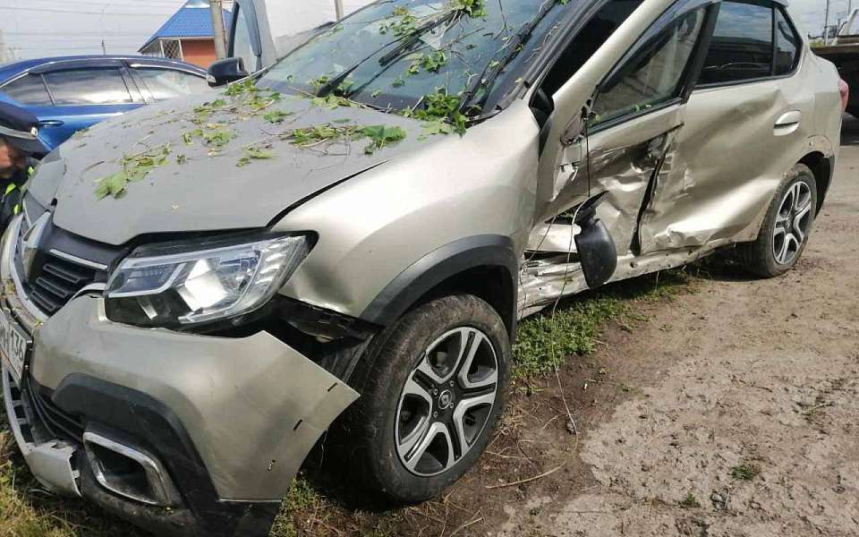 В ДТП на повороте пострадали два автомобилиста в Воронежской области