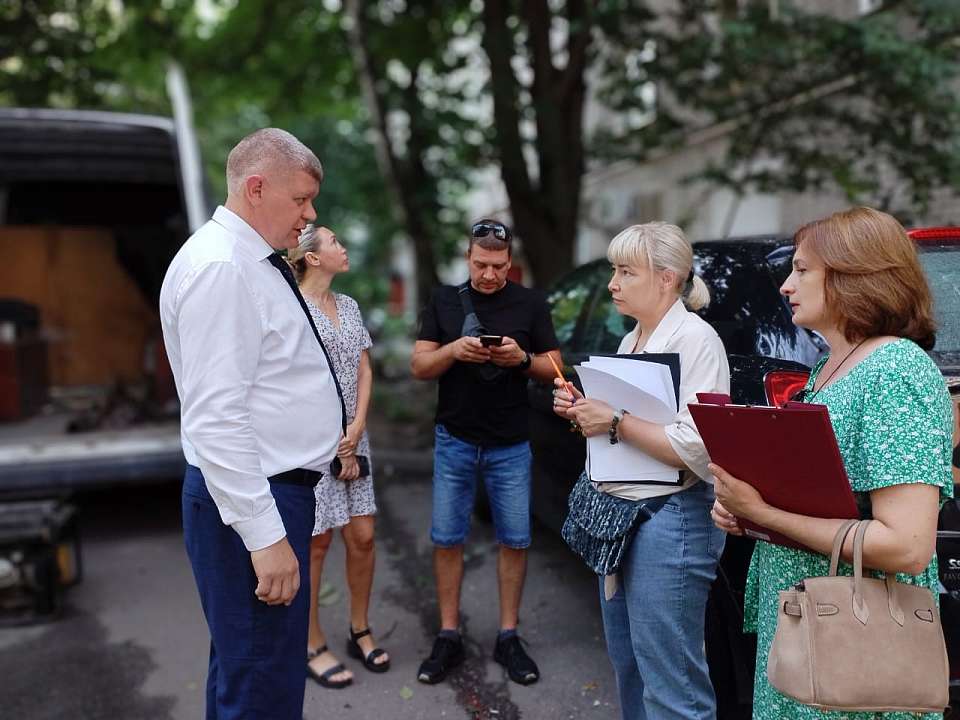 В Воронеже сотрудники районных управ осматривают поврежденные БПЛА квартиры