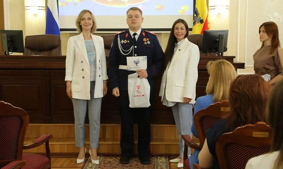 Выпускников и их опекунов с последним звонком поздравили в мэрии Воронежа