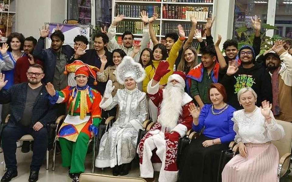 Иностранным студентам в Воронеже рассказали о российских традициях празднования Нового года 