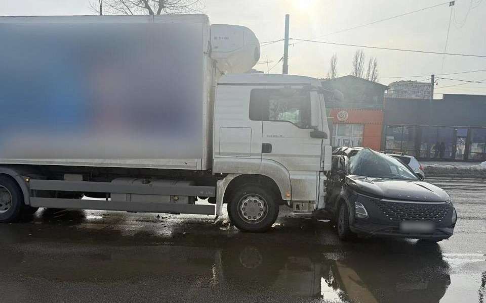 Погибла женщина после того, как фура протаранила легковушку в Воронеже