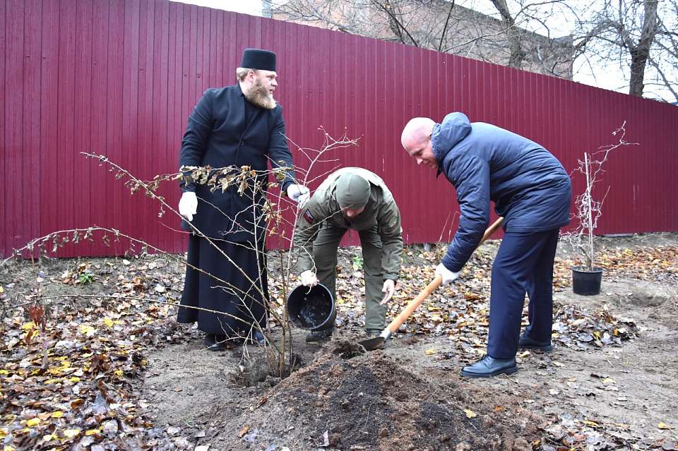 В Железнодорожном районе возле храма высадили саженцы деревьев и кустарников