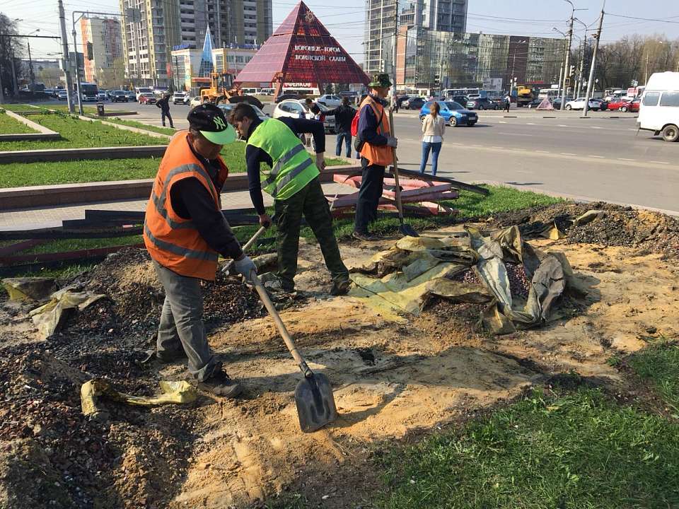 В Коминтерновском районе завершается благоустройство памятных мест