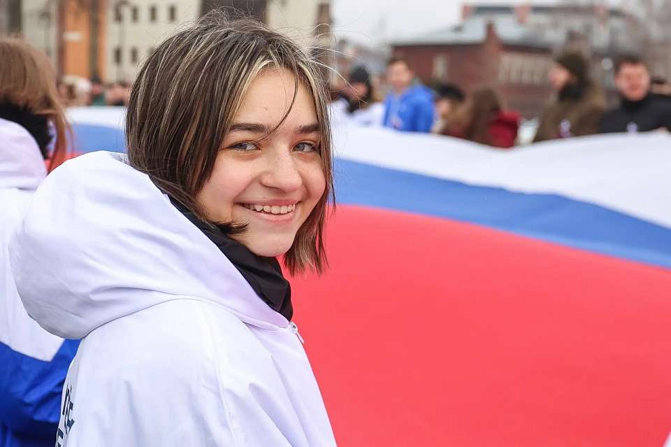 В честь Дня воссоединения Крыма с Россией в Воронеже развернули стометровый триколор