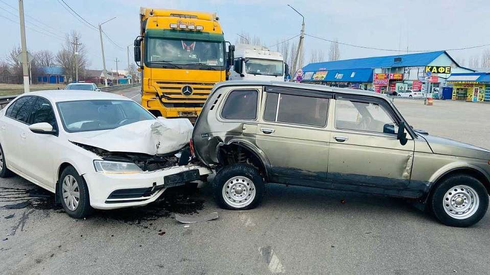 Водитель тягача из Белоруссии устроил тройное ДТП с пострадавшим на воронежской трассе