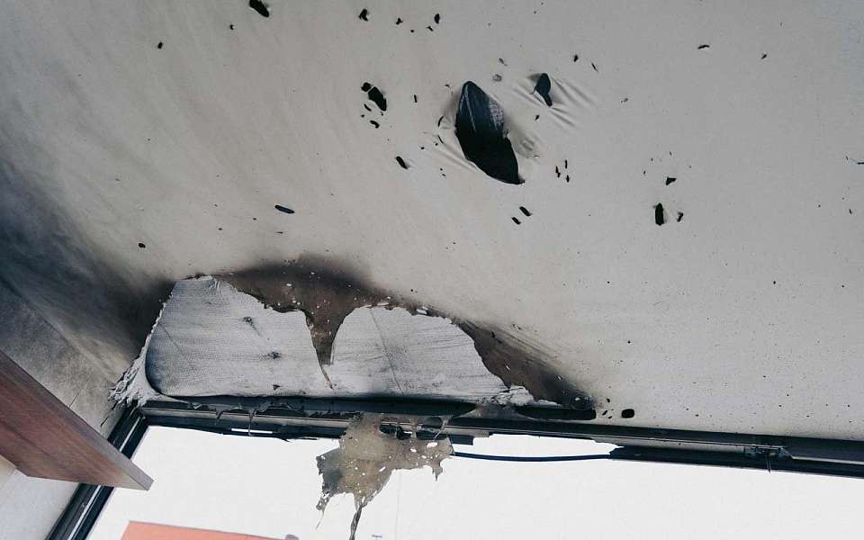 Разобрав крышу, извлекли упавшие на дом фрагменты боеприпаса в Воронежской области