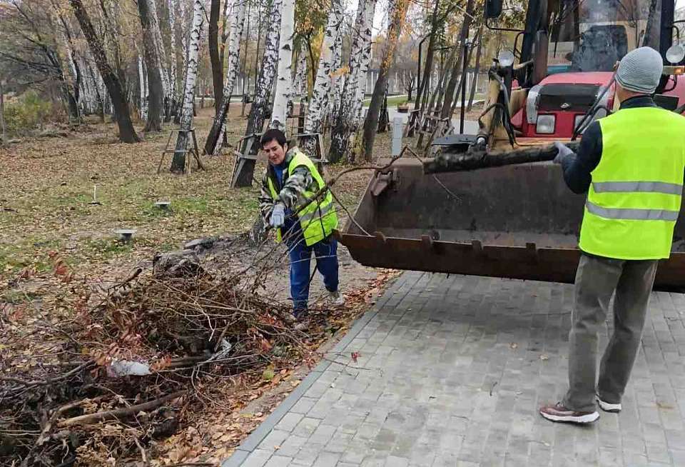 Сотрудники Комбината благоустройства Левобережного района продолжают работы по содержанию улично-дорожной сети