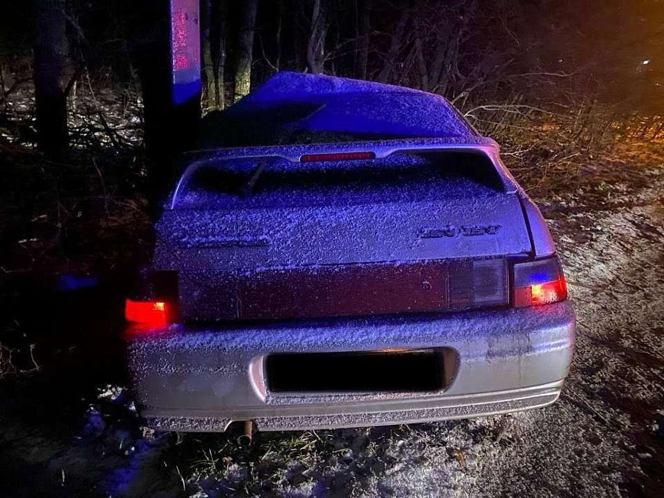Под Воронежем 36-летний автомобилист врезался в опору ЛЭП