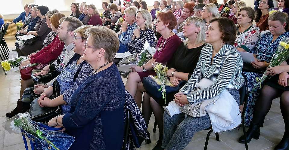 Педагогов  Центрального  района поздравили с Днем учителя 
