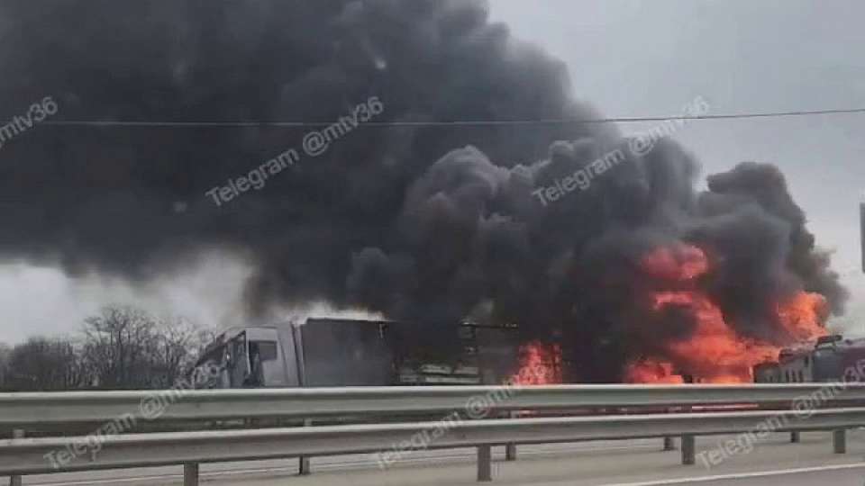 На трассе М-4 «Дон» в Воронежской области загорелись три машины и пострадали два человека