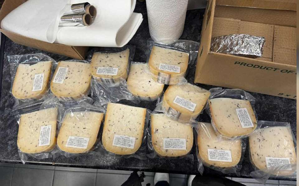 Воронежские таможенники изъяли 4 кг европейского сыра