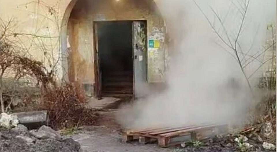 «Гейзер» внезапно забил из-под земли на улице Солнечной в Воронеже