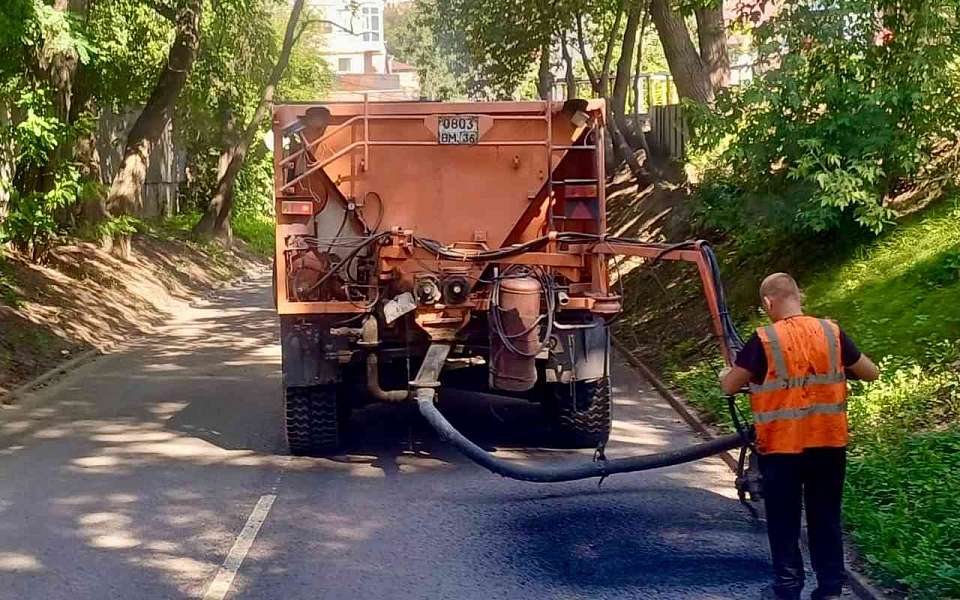 В Центральном районе устраняют дефекты дорожного полотна